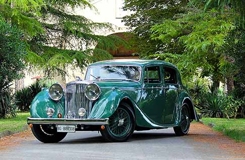 Automotoretr� - AutoMotoRetr� presso Fiere di Parma evento del motorismo strorico con la Jaguar SS 3.5 del 1939 vintage cars. Scopri le Foto!